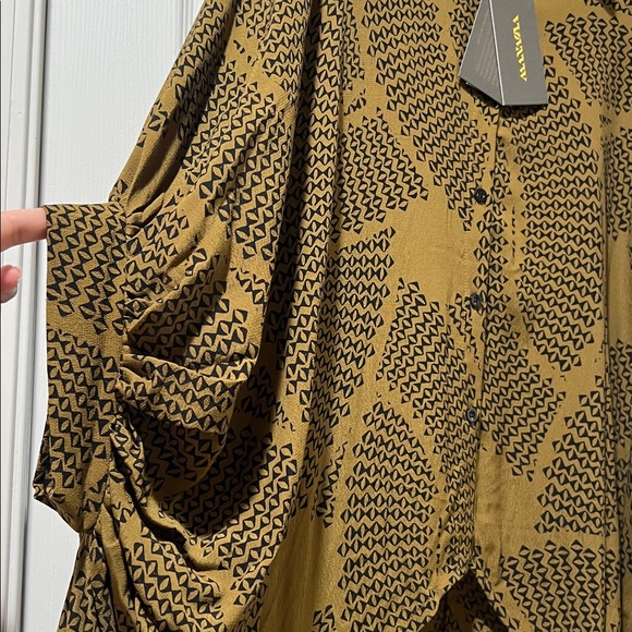 Manaola Top A’ali’i Women’s Top. Flowy relaxed fit. Butternut-Black. Brand new. - Picture 4 of 5